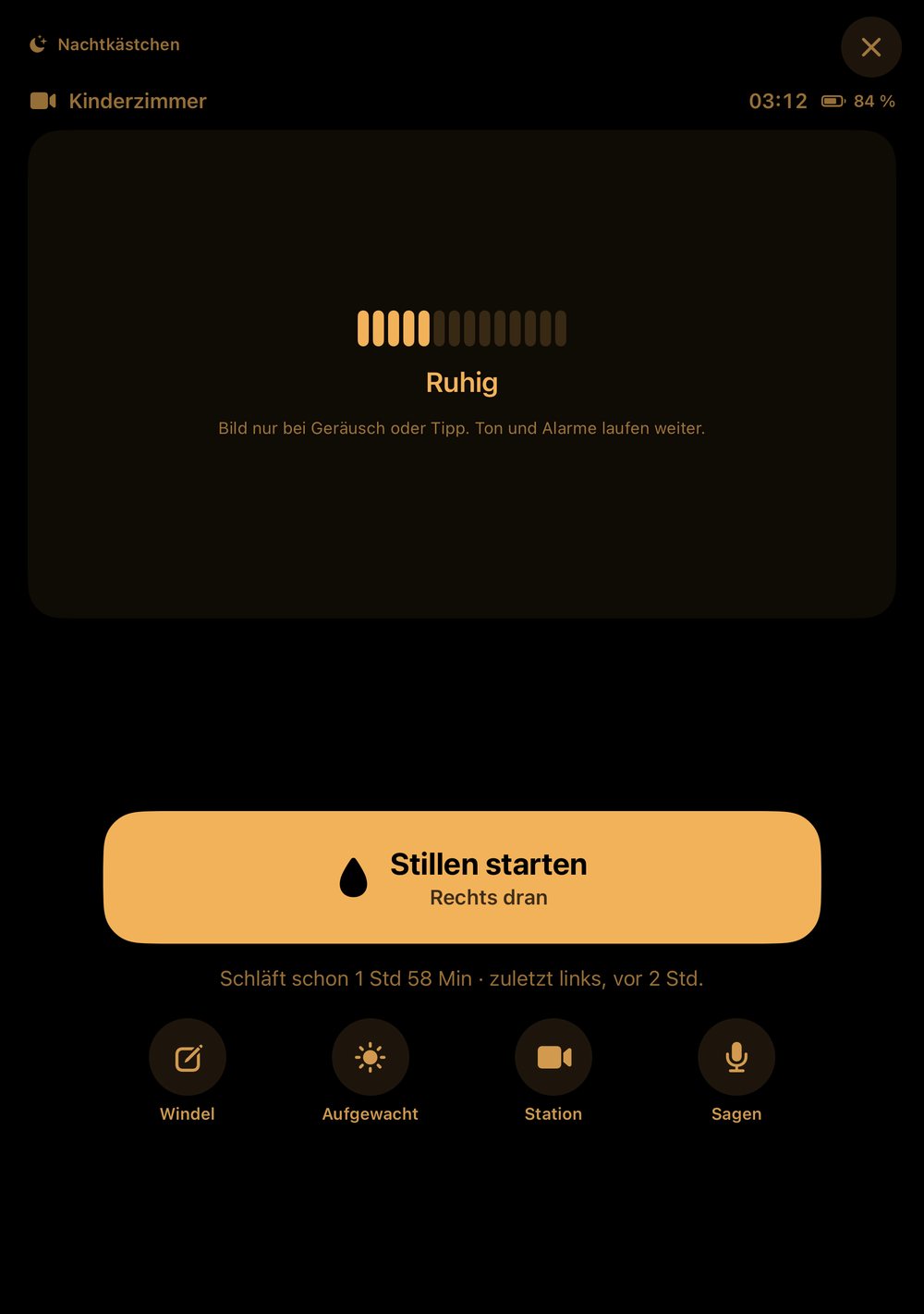 HeyFini-Nachtkästchen mit dem Kinderzimmer aus dem Babyphone auf dem halb aufgeklappten iPhone Duo