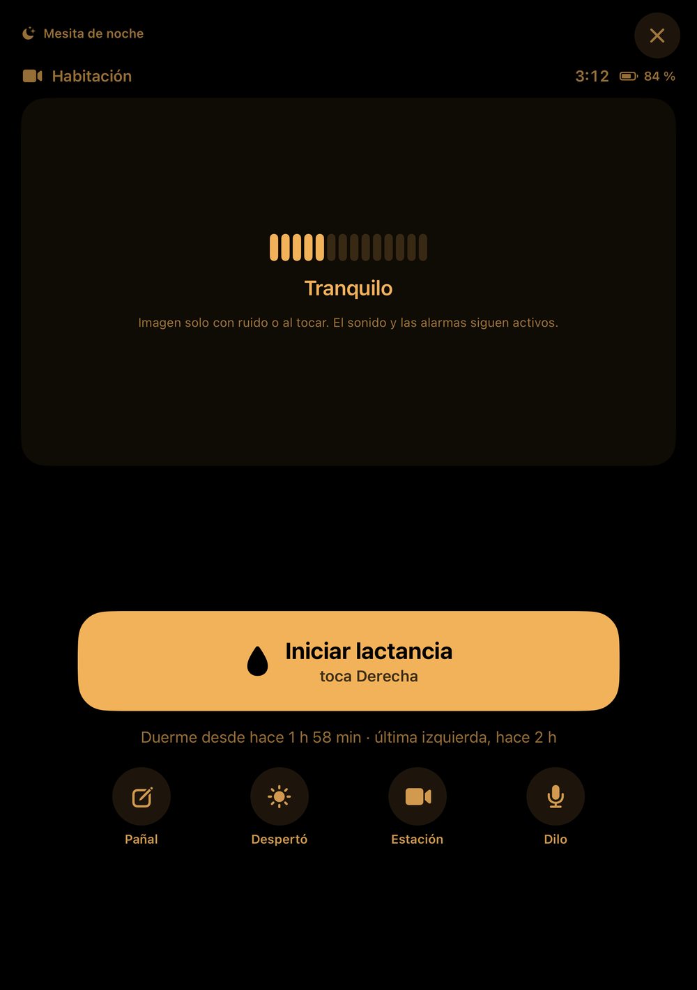 Mesita de noche de HeyFini con la habitación del vigilabebés en el iPhone Duo medio abierto