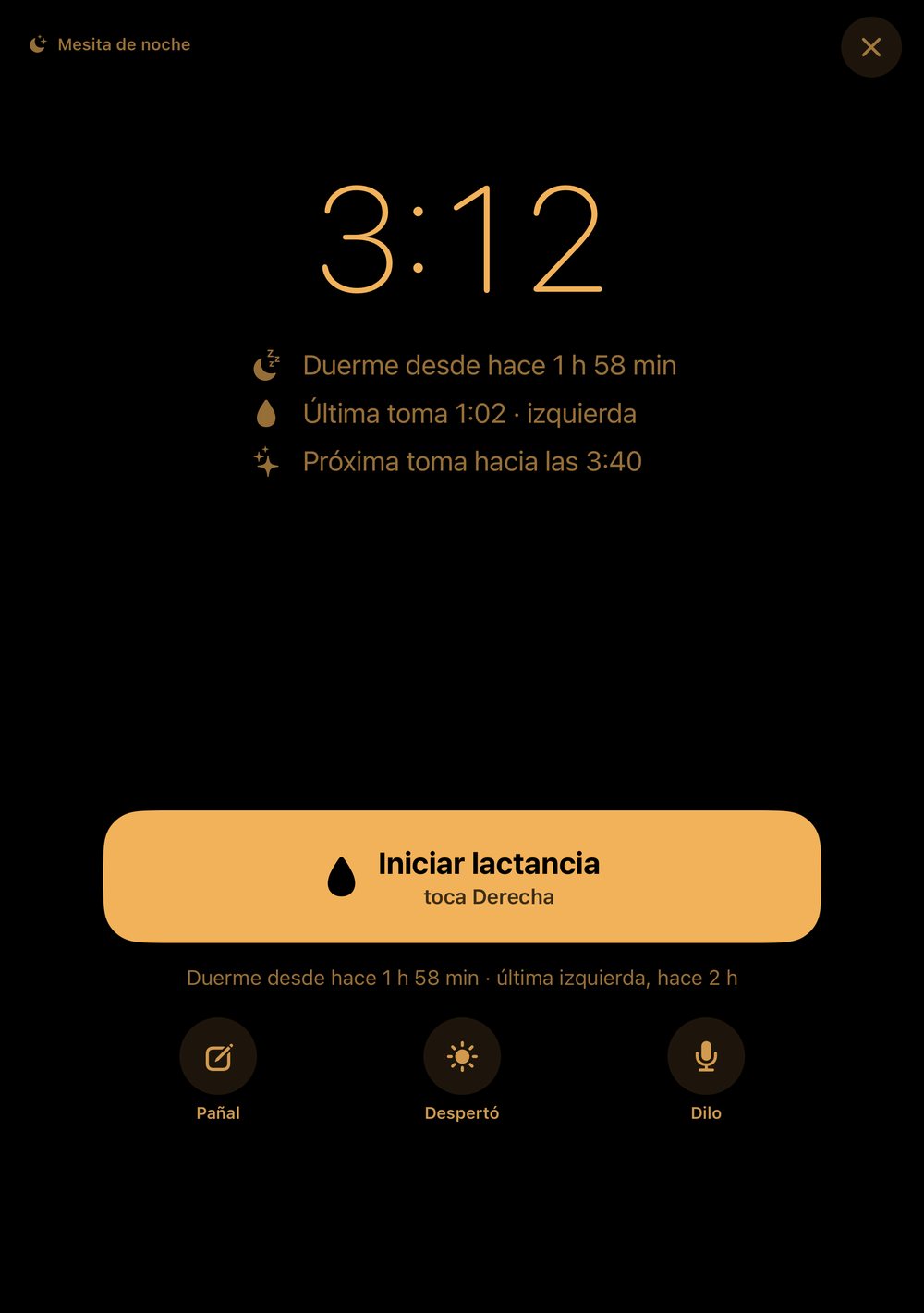 iPhone Duo medio abierto con HeyFini en modo mesita de noche: reloj arriba, un botón abajo