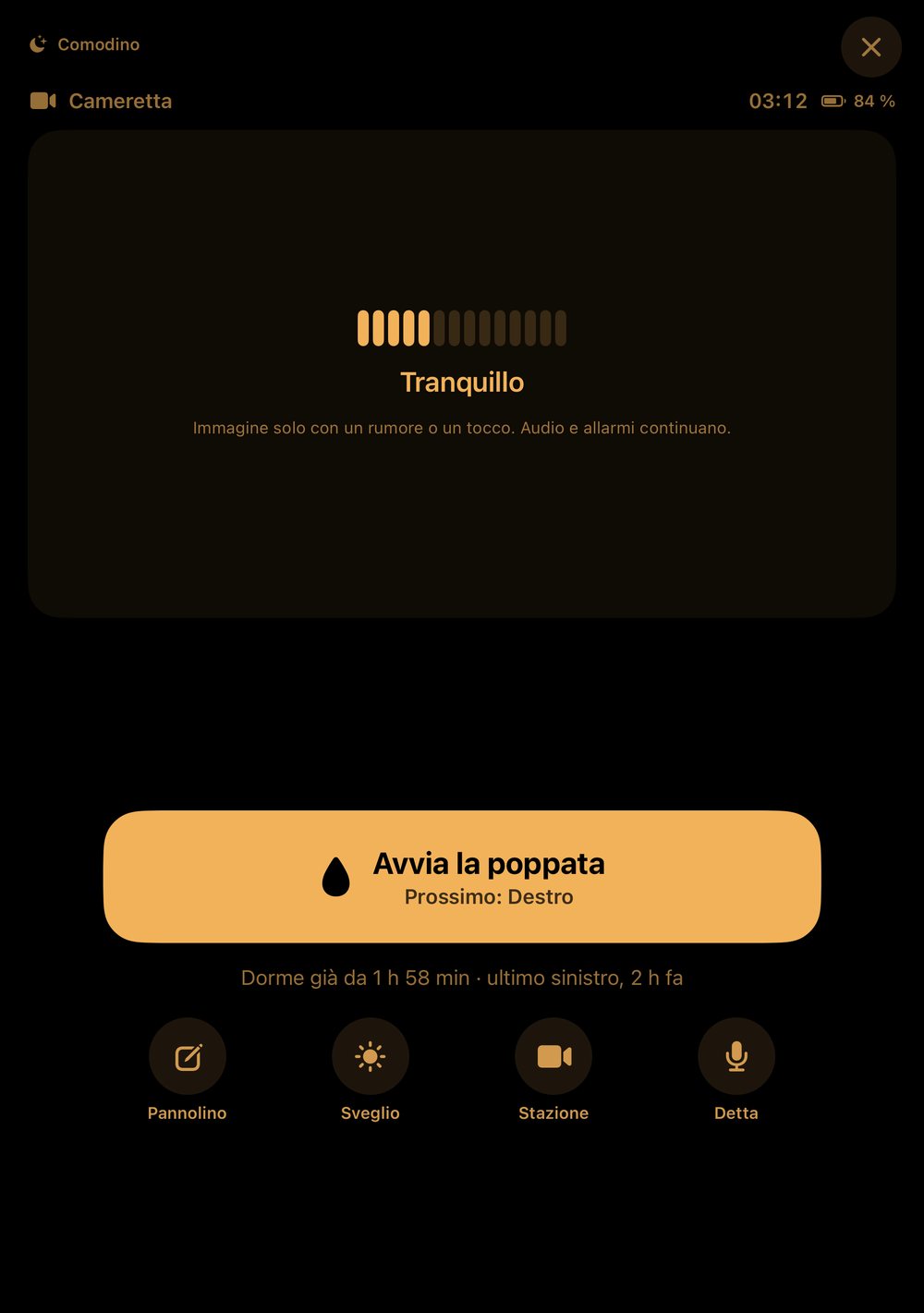 Comodino HeyFini con la cameretta dal baby monitor sull’iPhone Duo aperto a metà