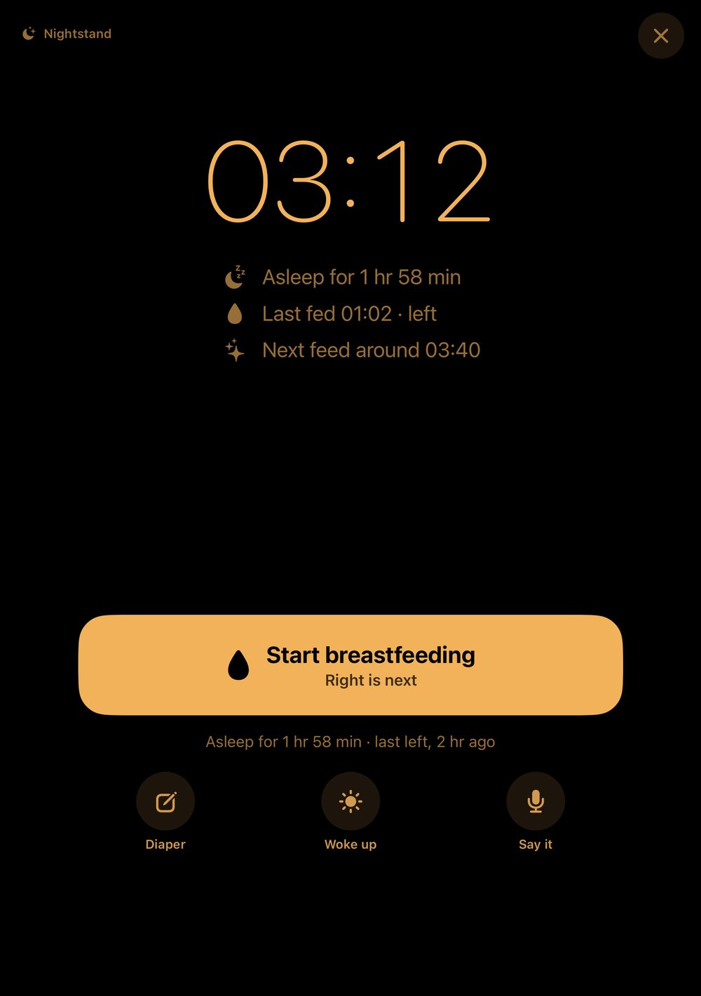 iPhone Duo halvt uppfälld med HeyFini i sängbordsläge: klockan överst, en knapp nederst