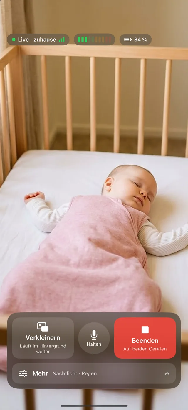 HeyFini-Elternstation bei Nacht: Live-Bild aus dem Kinderzimmer mit Pegel-Anzeige, Akku-Stand und Gegensprech-Knopf
