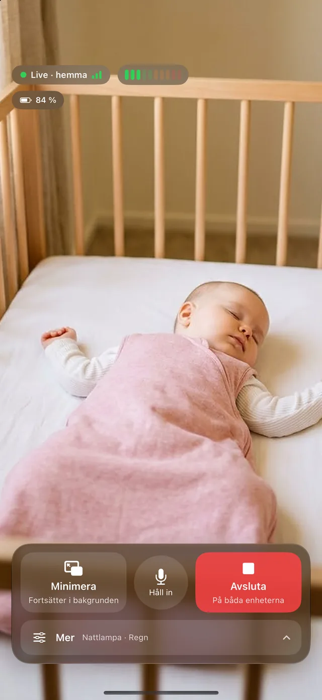 Föräldrastationen i HeyFini på natten: livebild från barnrummet med ljudnivå, batteri och knapp för att prata tillbaka